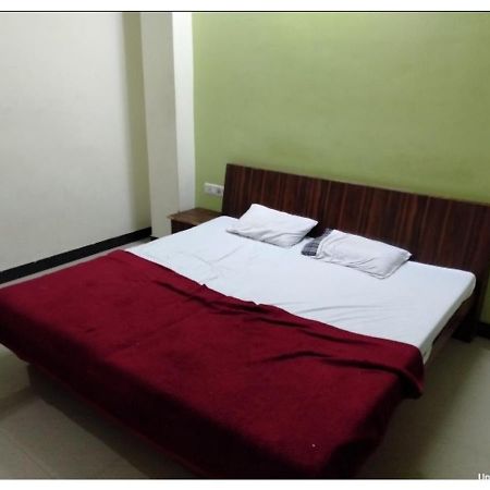 Hotel Adarsh, Uddzsaín Kültér fotó