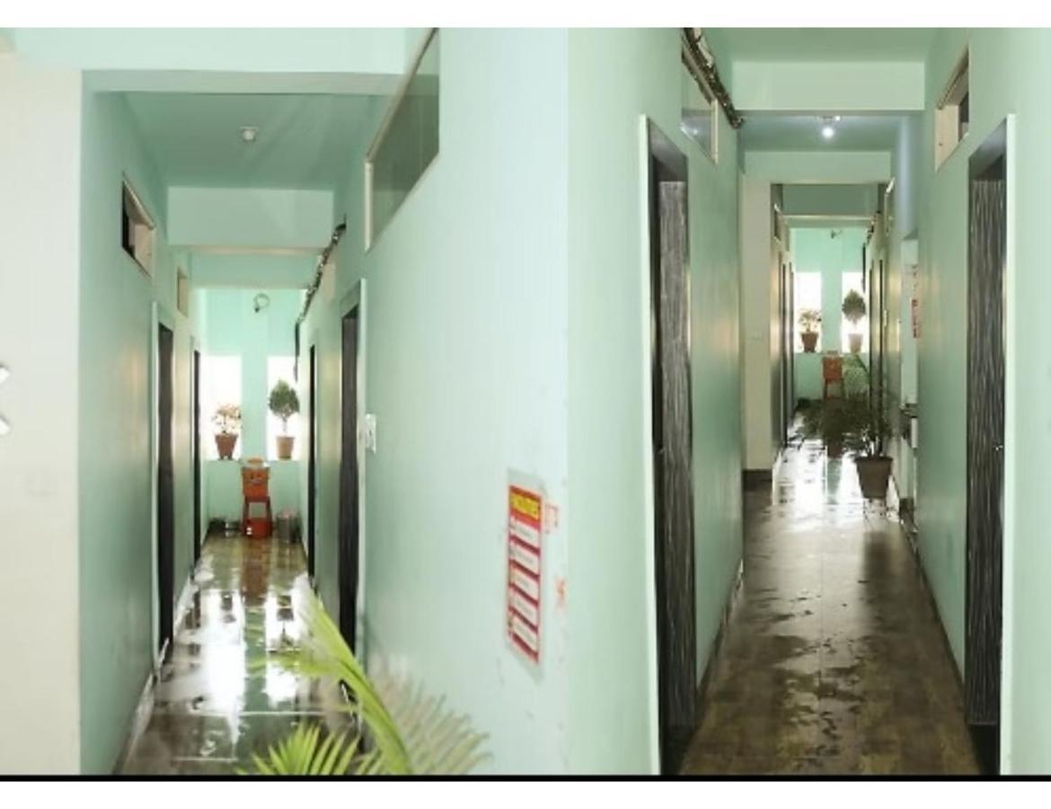 Hotel Adarsh, Uddzsaín Kültér fotó