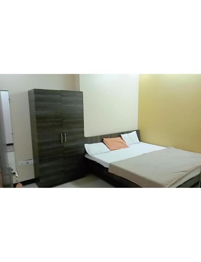 Hotel Adarsh, Uddzsaín Kültér fotó