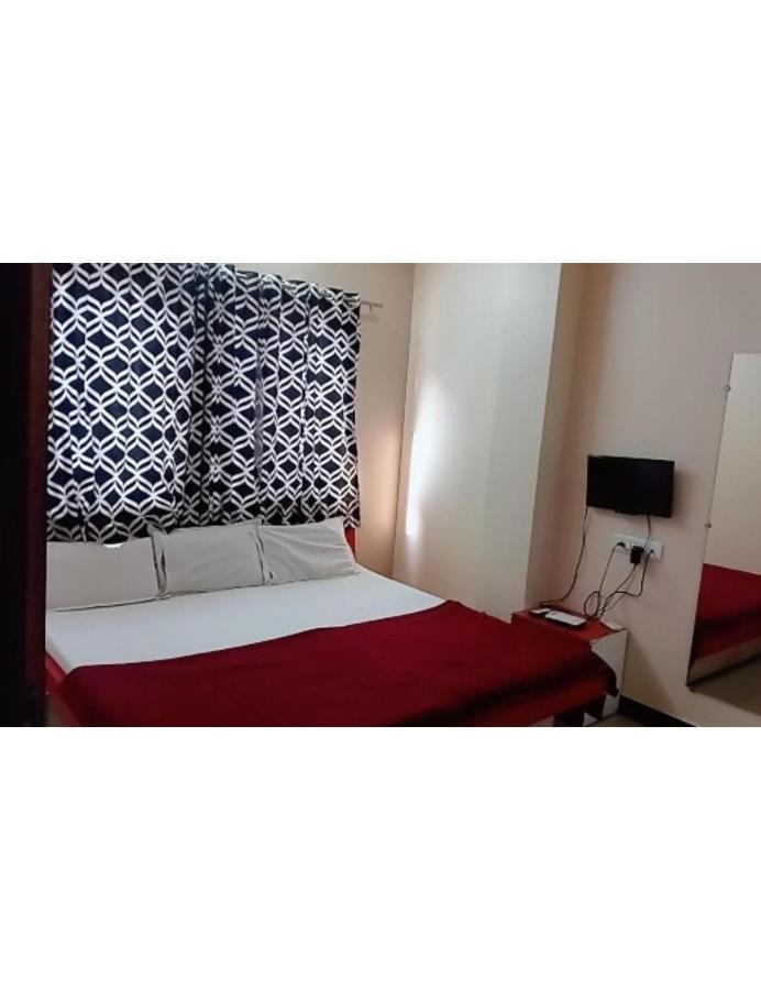 Hotel Adarsh, Uddzsaín Kültér fotó