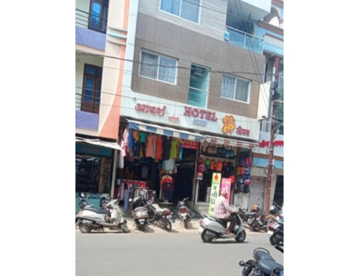 Hotel Adarsh, Uddzsaín Kültér fotó