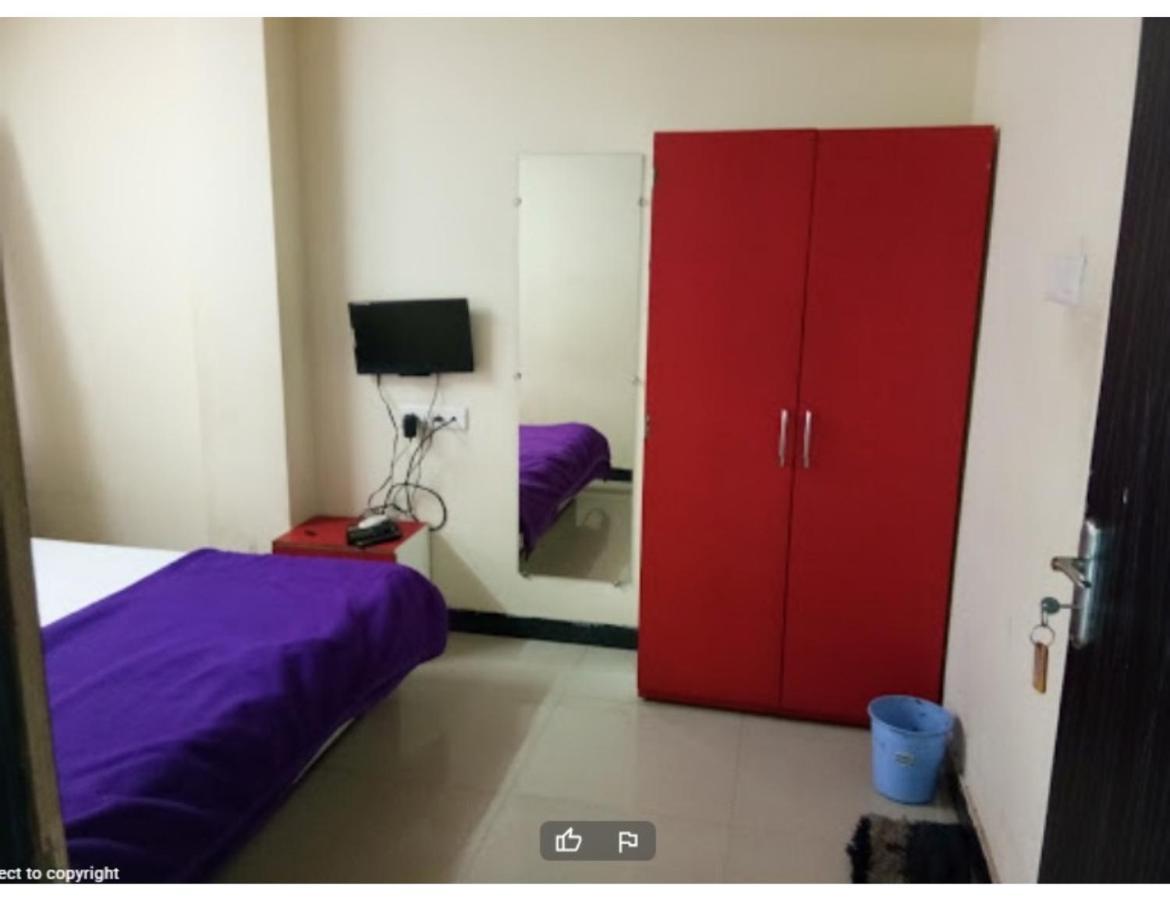 Hotel Adarsh, Uddzsaín Kültér fotó