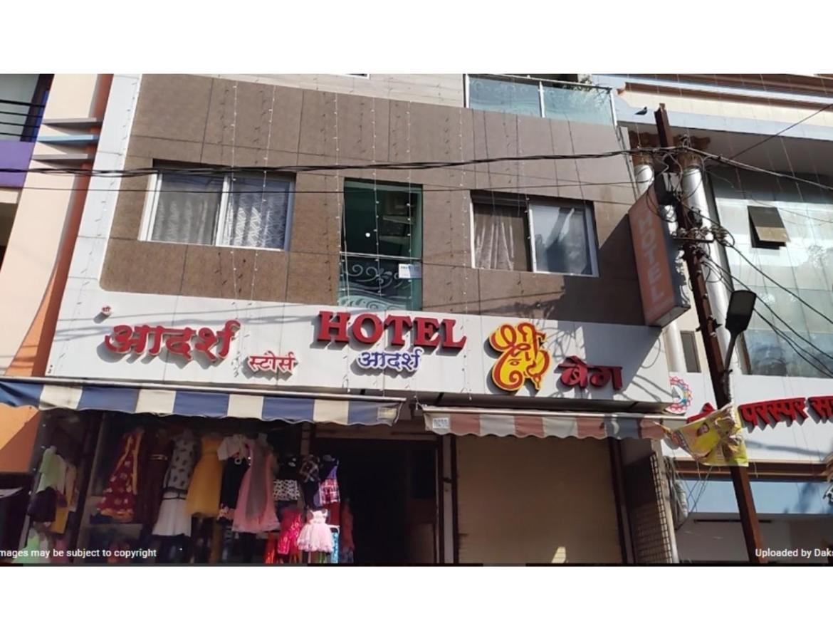 Hotel Adarsh, Uddzsaín Kültér fotó