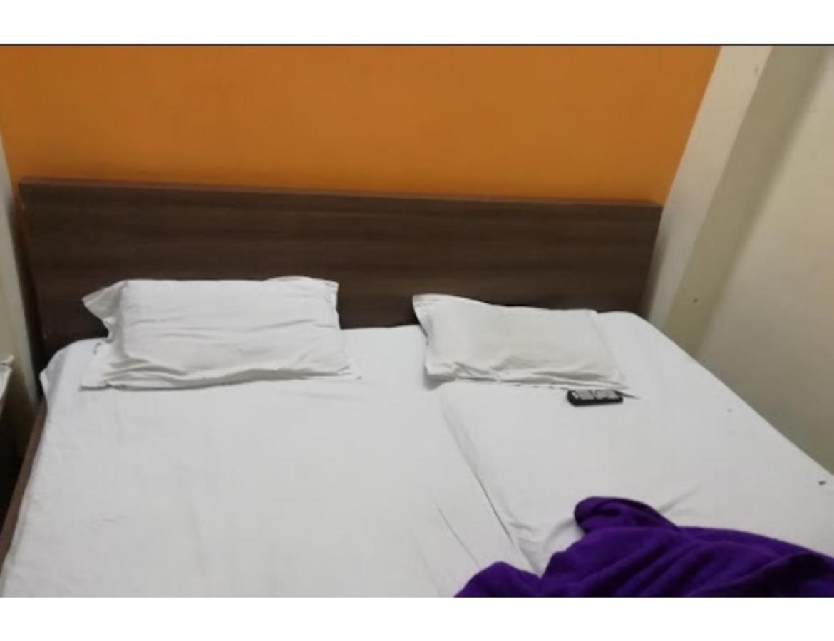 Hotel Adarsh, Uddzsaín Kültér fotó