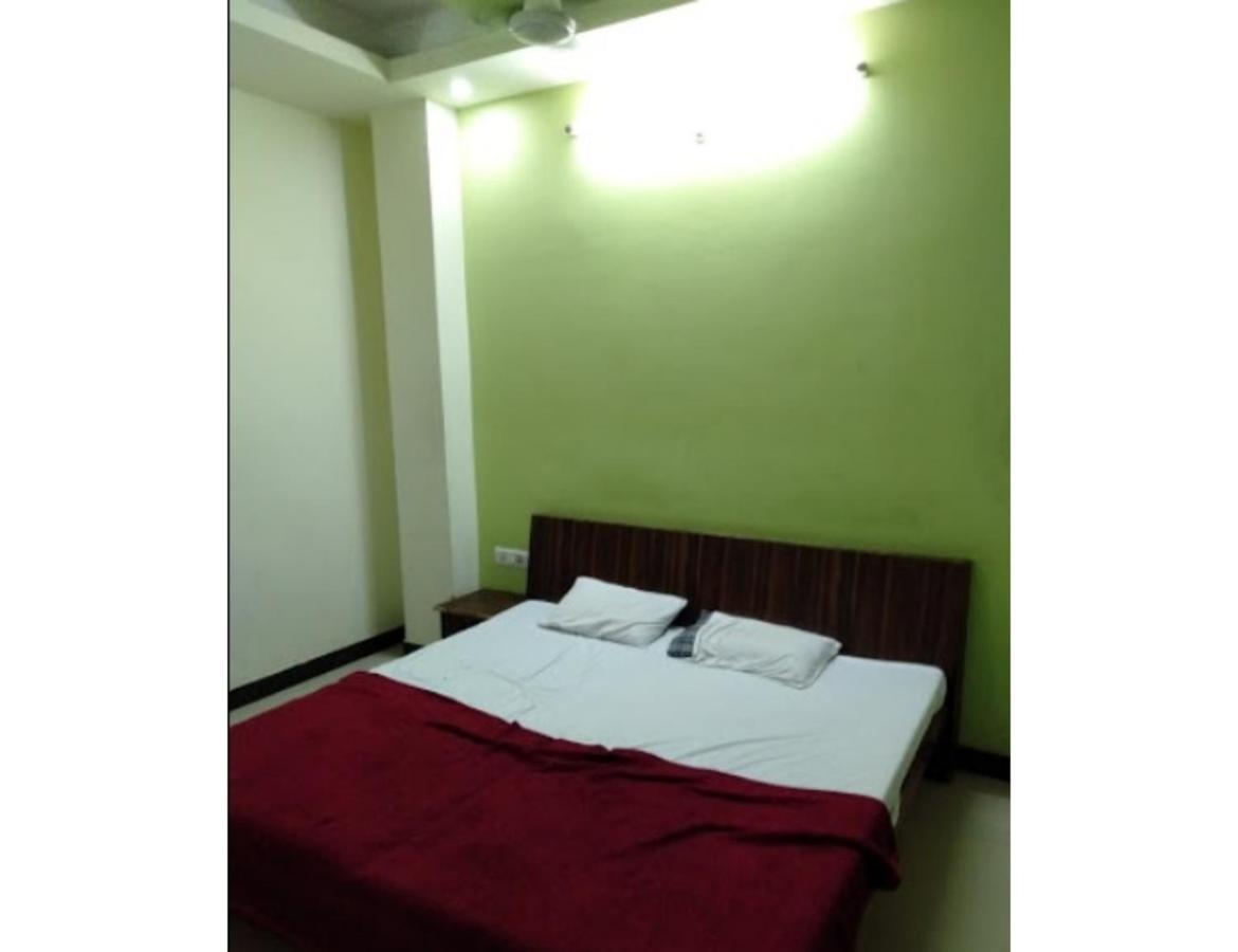 Hotel Adarsh, Uddzsaín Kültér fotó